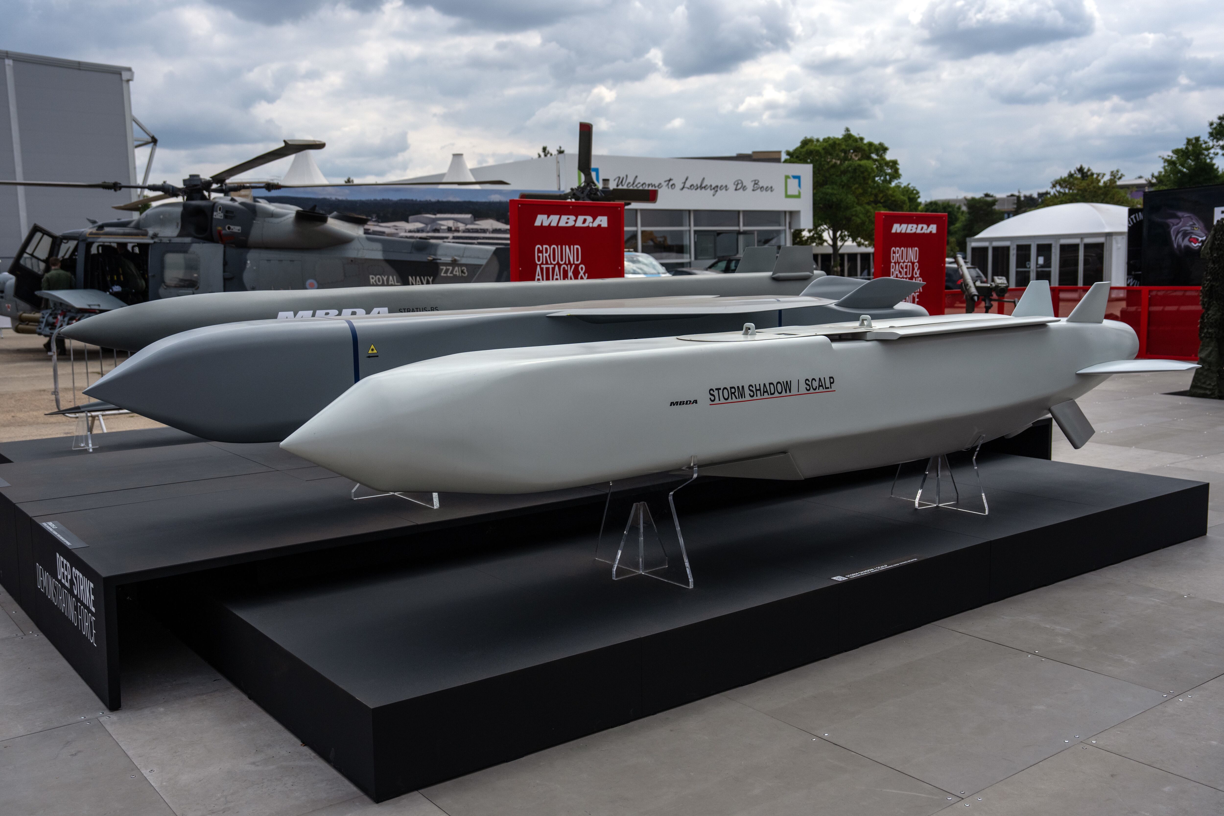 Um míssil de cruzeiro Storm Shadow, de longo alcance e baixa observabilidade, é exibido no estande da MBDA no Centro Internacional de Exposições de Farnborough, em 22 de julho de 2026, em Farnborough, Inglaterra.