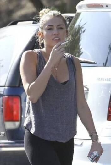 Miley Cyrus 

Em 2011, um vídeo da cantora teen fumando maconha vazou na
internet. Na época, Miley fez questão de se desculpar e amenizar a questão. Nos
dias de hoje, a cantora fuma todo tipo de cigarro abertamente, inclusive durante shows e premiações
