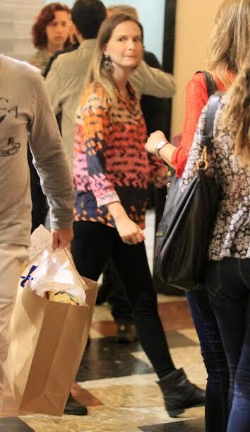 A loira curtiu a noite com o marido num shopping do Rio