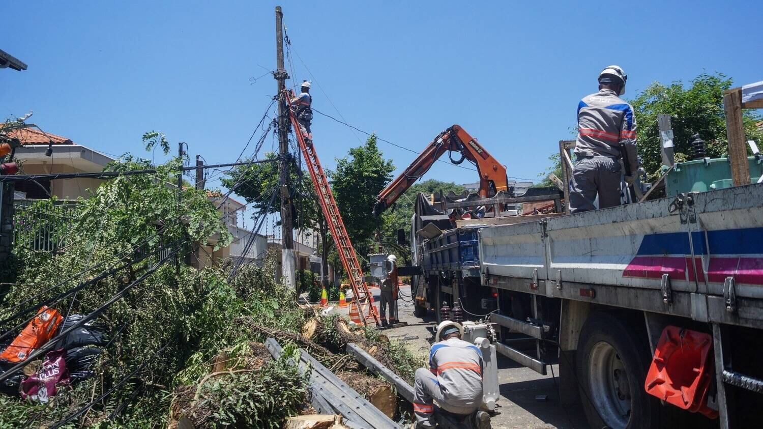 Técnicos da Enel tentam consertar ponto que ficou sem luz no apagão do começo do mês