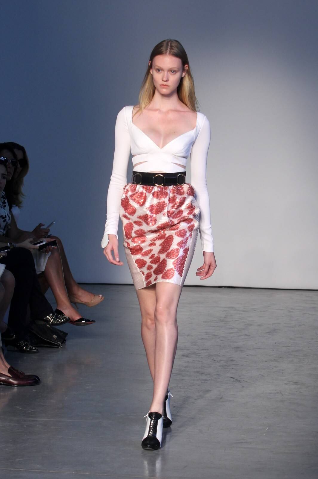 O segundo dia de desfiles da temporada inverno 2015 da São Paulo Fashion Week começou com a coleção do estilista Pedro Lourenço, nesta terça-feira (4). As modelos entraram na passarela após uma hora de atraso e vestiram peças feitas de diferentes materiais, que iam desde os trabalhos com paetês até detalhes com argolas de meta. Além dos casacos e saias que deram um ar sexy à coleção, as sandálias com saltos largos, arredondados e amarrações no tornozelo também foram destaque na passarela