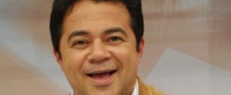 Segundo a mulher do humorista, ele demonstra se esforçar para falar com a própria voz