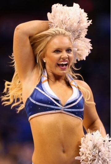 A cheerleader americana Kelsey Williams ganhou destaque na mídia dos
Estados Unidos ao protagonizar polêmica e ser chamada de “muito
gordinha” por um blog feminino. Kelsey é animadora de torcida da equipe
de basquete Oklahoma City Thunder e, apesar das criticas, deixa muito
marmanjo babando por aí