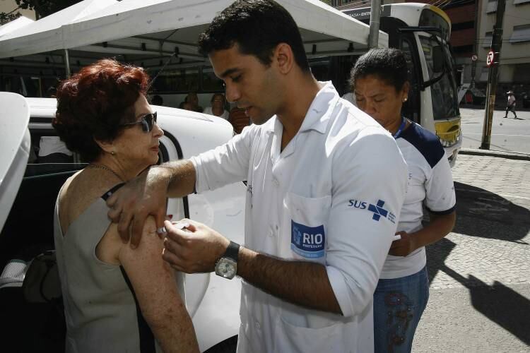 

Outro grande desafio que também afeta ao Rio
de Janeiro é a alta rotatividade de profissionais de saúde que atendem ao SUS
(Sistema único de Saúde).



— Onde está a raiz do problema? Na falta de um plano de cargos e
carreiras.  O médico entra hoje no SUS e
não sabe em que grau vai estar a sua carreira nos próximos dez anos
