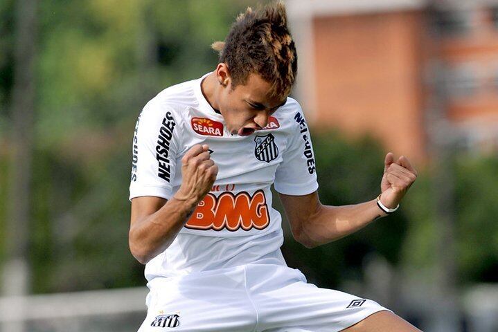 Neymar deixou o Santos em maio de 2013, após um 0 a 0 com o mesmo Flamengo, em Brasília, pela primeira rodada do Brasileirão daquele ano. Ney vestiu 230 vezes a camisa do Peixe, marcou 138 gols (dois em amistosos). Ele é o 13ª maior artilheiro do clube na história e deu ainda 65 assistências.