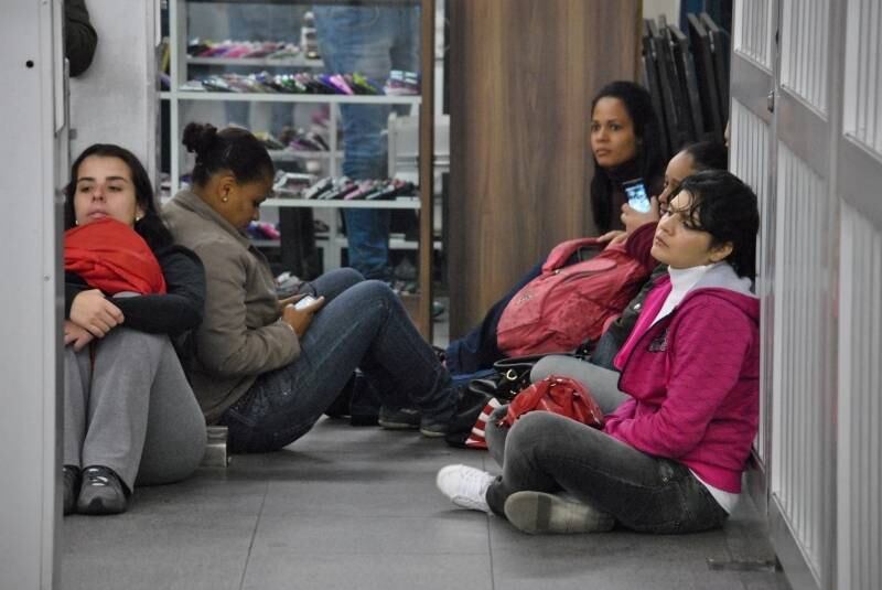 Diante da situação, muitos usuários acabaram esperando a abertura dos portões de estações como a Tatuapé, na zona leste