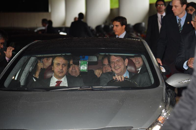 O
ex-ministro da Educação Cid Gomes participou de Comissão Geral no Congresso
nesta quarta-feira (18). Ao sair do local, Cid apareceu dirigindo um Hyundai
Sonata na companhia de mais cinco pessoas. Desta forma, ele infringiu lei de
trânsito em relação à capacidade de pessoas dentro de um carro