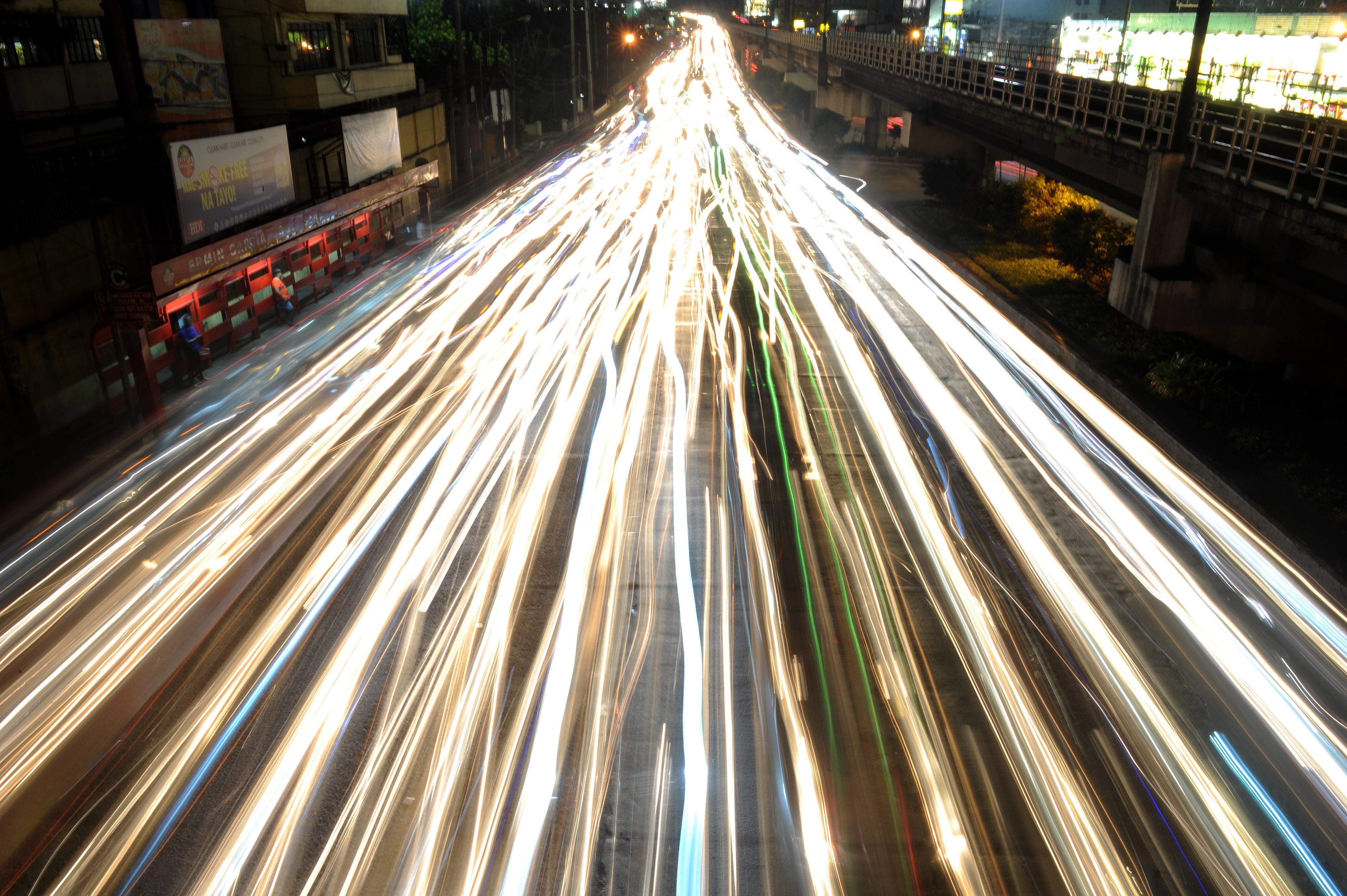 Tráfego de veículos em Manila, nas Filipinas. O trânsito na cidade é intenso graças ao feriado da Páscoa, quando milhares de pessoas viajam para o interior. O país possui o maior número de católicos da Ásia e por isso tem uma Semana Santa movimentada e repleta de eventos
