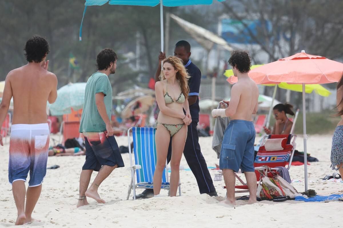 Isabelle Drummond e Jayme Matarazzo durante gravação de novela, na praia carioca do Recreio dos Bandeirantes, nesta quarta-feira (10)