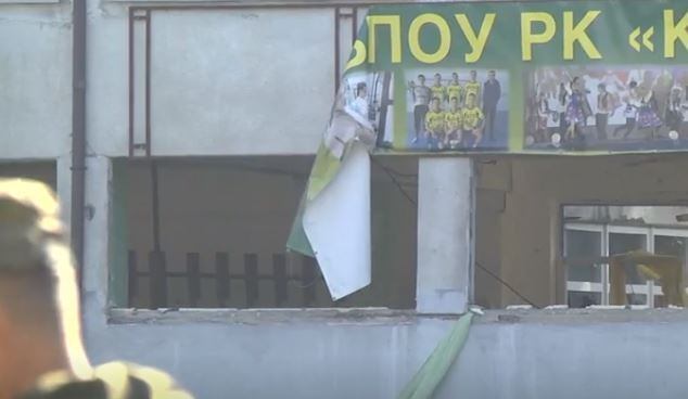 Vladislav Roslyakov, 18, estudante do quarto ano de ensino técnico em Eletricidade, foi apontado pela polícia como o autor do atentado que matou pelo menos 19 pessoas no Colégio Politécnico de Kerch, na Crimeia, no dia 17 de outubro. Segundo a imprensa local, ele começou o atentado explodindo uma bomba de fabricação caseira na cantina. A explosão não causou vítimas fatais, mas em seguida Roslyakov saiu atirando pelos corredores e salas de aula