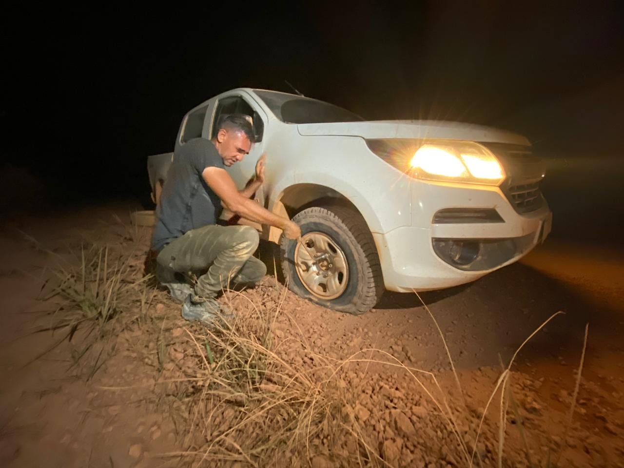 Motorista Didi troca a roda da caminhonete que leva a equipe da Record TV