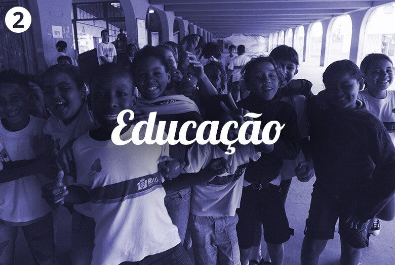 Aristeo Leite Filho, professor-adjunto faculdade de Educação da UERJ (Universidade do Estado do Rio de Janeiro), lista uma série
de desafios para o ensino público no Rio de Janeiro. 

Além de democratizar o acesso às creches, ele afirma que é importante investir na formação dos profissionais que atendem a crianças de 0 a 3 anos.


— Há também um desafio importante de formar
professores para atender crianças de 0 a 3 anos. É necessária uma formação
muito específica. E isso depende também do esforço das universidades, que só
recentemente começaram a olhar com mais intensidade para essa área.



Em relação à segunda fase da educação infantil, a pré-escola, Leite Filho
afirma que é necessário mudar a pedagogia.



— As crianças de 4, 5 e 6 anos ainda precisam de uma forma lúdica de ensino.
Nós estamos “encarteirando” [colocando carteiras] essa fase da educação. Esse
foi o modo que a escola sempre usou para educar. Mas nesta fase, o método deve
ser outro.



A professora Daniela Patti, vice-diretora da Faculdade de Educação da
UFRJ (Universidade Federal do Rio de Janeiro), afirma que a
expansão e melhoria do ensino infantil é um dos grandes desafios do Rio.



— É extremamente necessário consolidar essa etapa da educação básica através de
um sólido projeto pedagógico que conte com professores de nível superior





