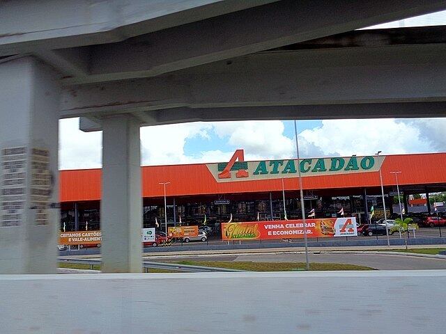 A rede trabalha com dois formatos de lojas. Uma delas tem autosserviço destinado a consumidores em geral.