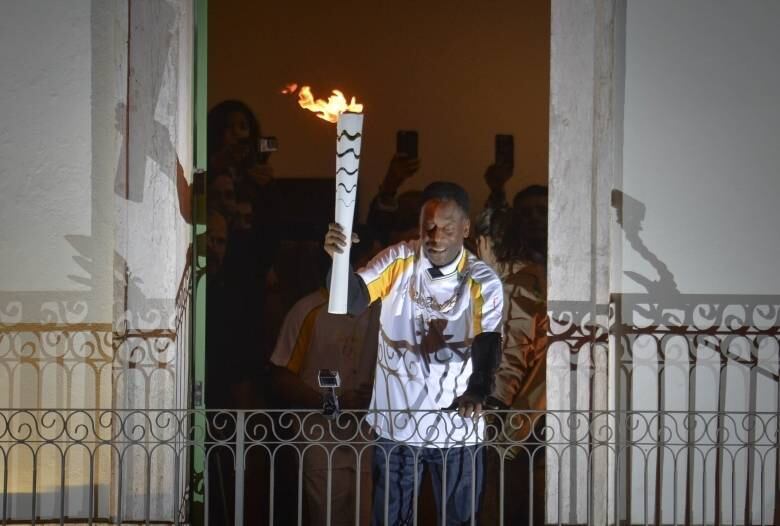 Isso porque o comitê organizador havia deixado no ar que quem carregar a tocha, dificilmente estará no momento máximo da Cerimônia de Abertura
"A gente tem que agradecer porque não é qualquer um que tem essa emoção, essa oportunidade, fazendo um evento como esse", disse Pelé