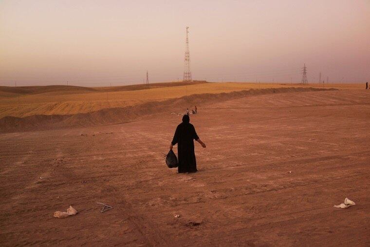 O EI está enviando forças para o interior do Iraque, buscando novos territórios e saqueando cidades, sequestrando vítimas yazidis, consideradas infieis, para escravizá-las e manter uma fonte de receita