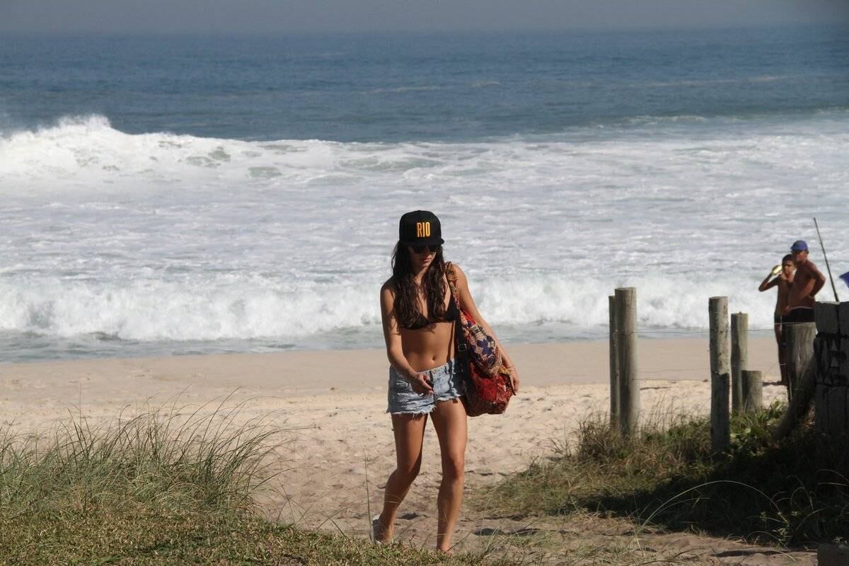Isis Valverde esteve na praia da Reserva, no Rio