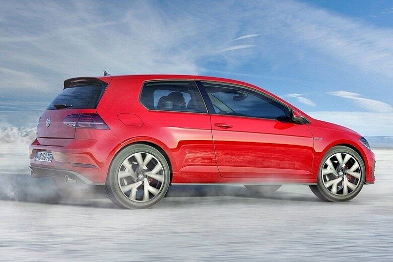 O motor 2.0 TSI turbo a gasolina da versão GTI ganha 10 cv de potência e passa a 233 cv, chegando a 248 cv com o pacote especial de performance. O novo câmbio DSG de sete marchas substitui o atual de seis velocidades