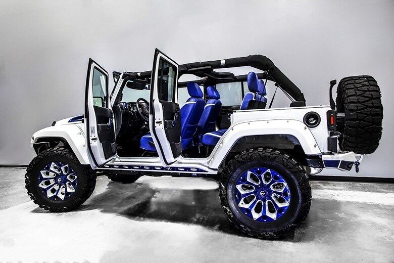 O modelo foi produzido a partir de um Jeep Wrangler Unlimited Sport. A criação foi feita apenas na cor branca, para deixar bem evidente todos os seus detalhes em azul royal, espalhados por todos os cantos e no interior 