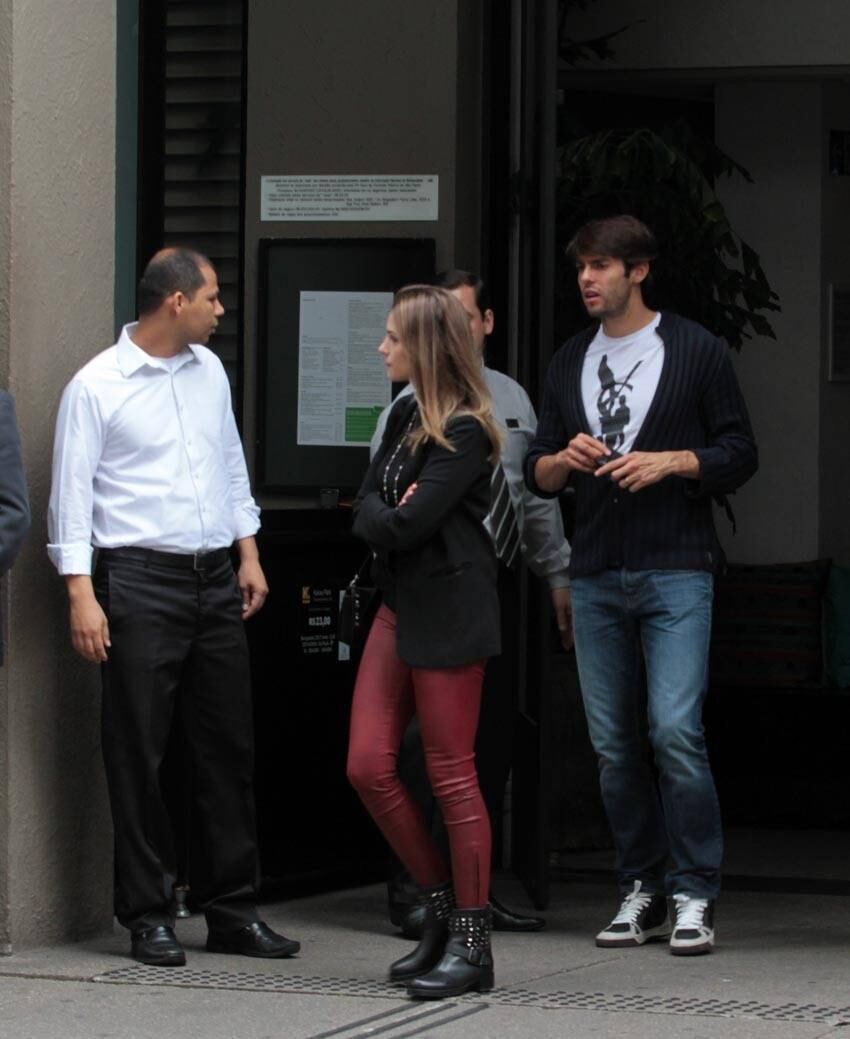 Kaká e Carol Celico são fotografados almoçando em um restaurante em São Paulo