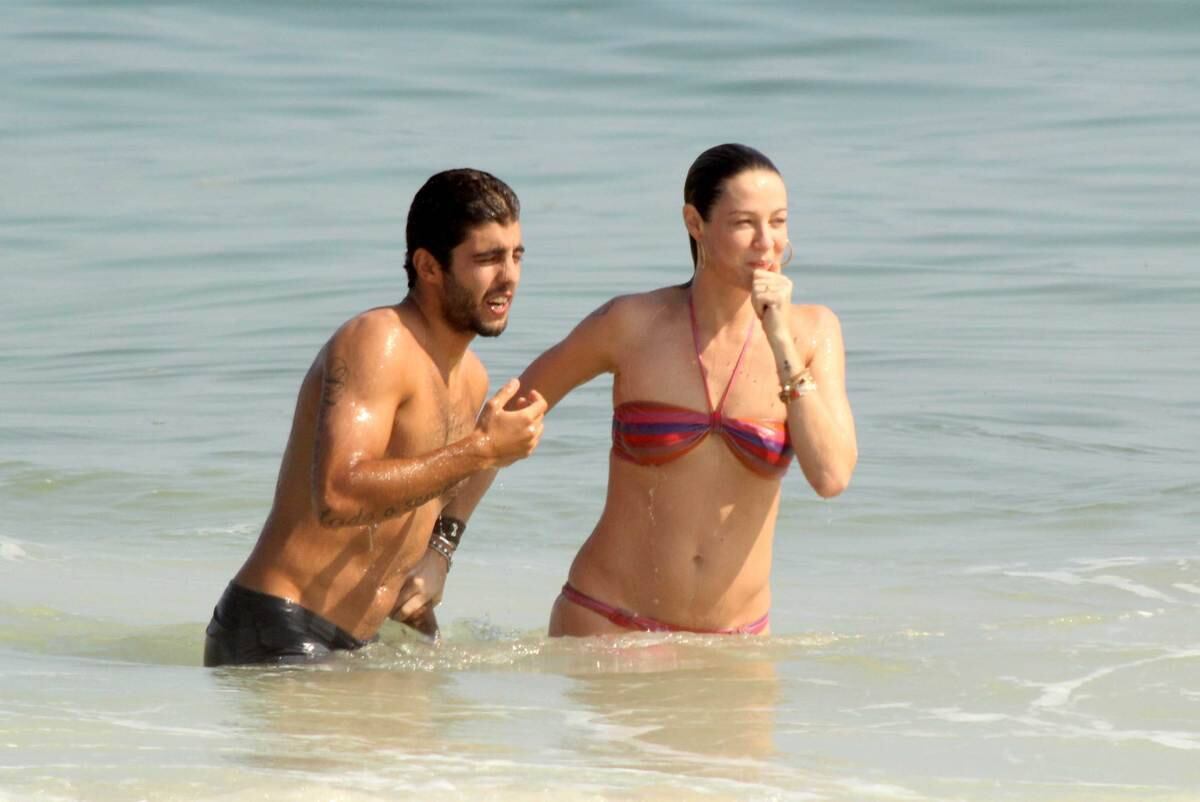 Luana Piovani e Pedro Scooby curtem dia de praia no Rio de Janeiro