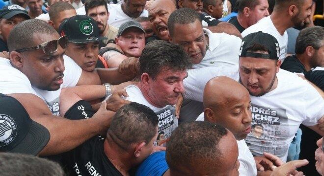 Andres Sanchez, na confusão após a eleição no Corinthians
