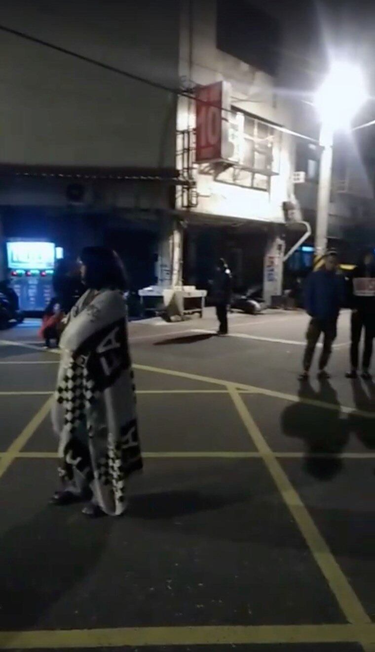 Por toda a cidade de Hualien, pessoas foram às ruas após o tremor, temendo que os danos estruturais causassem mais desabamentos. Há exatamente dois anos, um terremoto de 6.4 causou mais de 100 mortes na parte sul da ilha