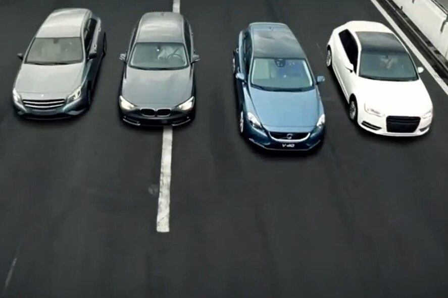 Na largada o V40 sai na frente, algo possível também na vida real, pois o modelo é o mais potente do quarteto, com 240 cv de potência
Veja o vídeo completo
Quer saber tudo sobre carros? Acesse www.r7.com/carros