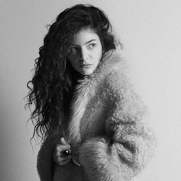 Apesar de novinha, Lorde tem opinião forte e já criticou gente como Lana Del Rey, Taylor Swift e Selena Gomez. Sobre Taylor e Selena, Lorde criticou a imagem "perfeita" que elas passam. Nas redes sociais, ela se explicou e pediu desculpas, dizendo que não gosta da importância física que dão a artistas como elas.

— Eu desejo que minhas artistas favoritas não pareçam perfeitas,
porque eu acho que as fãs, inclusive eu, têm esses sentimentos de
desvalorização, como se nunca fossem ser tão bonitas ou talentosas. Taylor foi a primeira pessoa que eu pensei na entrevista [em que a criticou], e
eu lamento. Ela é muito bonita, mas eu acho que ela também usa suas
outras imperfeições de uma forma incrivelmente poderosa. Taylor Swift
tem uma visão muito original que eu admiro.

Com um trabalho interessante, recheado de significados, mas sem parecer forçada e sem deixar de ser um válido entretenimento, Lorde se diferencia de muita coisa que faz sucesso hoje em dia. Mais que uma aposta, ela é uma certeza. Certeza de que existe espaço para todos os tipos de artistas num mercado tão competitivo. Certeza de que é possível encontrar música boa em qualquer lugar do planeta. Certeza de que idade não significa nada.

Não é possível saber quais rumos a carreira dela vai tomar, nem se o tipo de arte que ela faz será sucesso por muito tempo, mas afinal, não é essa a graça da coisa toda? Sem esperar, sem prometer, sem iludir. Apenas curtir música boa vinda de uma menina de 16 anos

Assista ao clipe de Royals, o primeiro grande sucesso de Lorde
Aprenda as letras das músicas de Lorde
