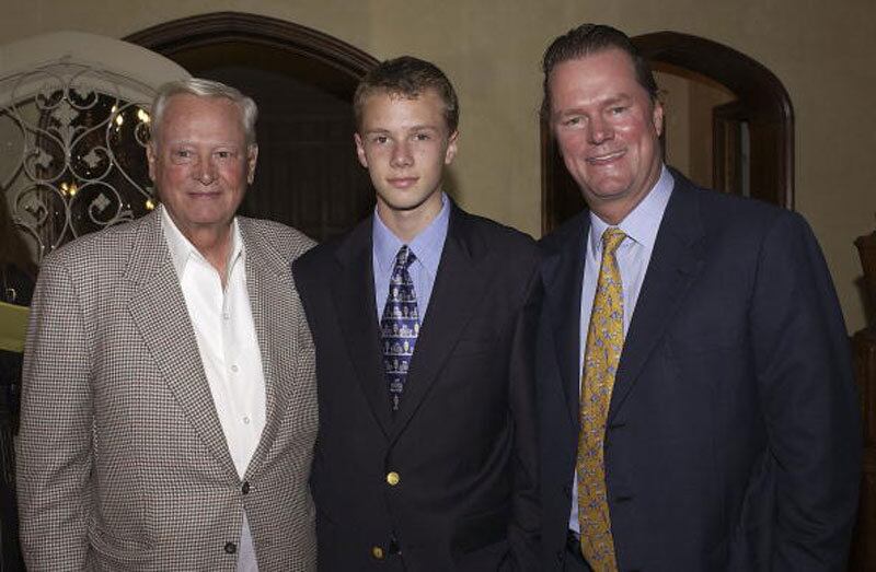 Patriarca da família Hilton, William Barron Hilton (na foto, à esquerda), de 87
anos, é mais um dos bilionários que não pretendem deixar muita coisa aos
seus herdeiros. Dono de uma fortuna de cerca de R$ 1,5 bilhão, ele é avô da polêmica socialite americana Paris Hilton. Na imagem, ele aparece ao lado do neto Barron (centro) e do filho, Rick
Hilton (à direita)