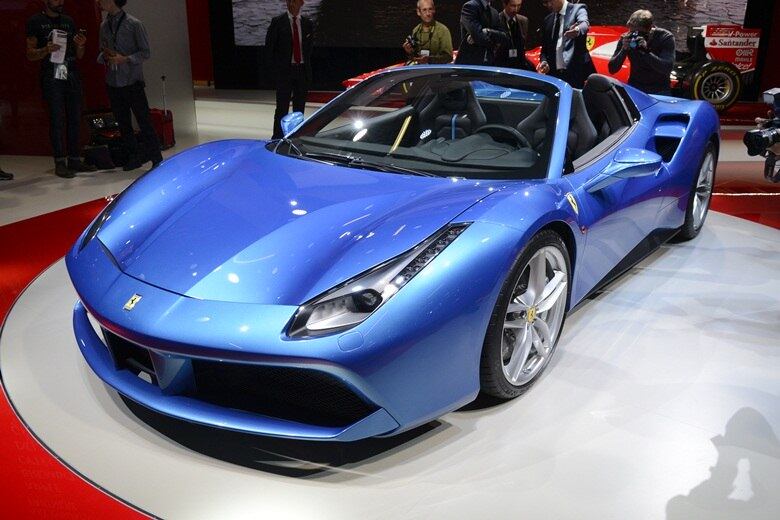 A Ferrari revelou nesta terça (15), na abertura do Salão de Frankfurt, o 488 Spider, conversível mais potente já produzido pela fábrica italiana. Diferentemente da arquirrival Lamborghini, que declarou que manterá os motores aspirados em linha, o superesportivo da marca do cavallino carrega um 3.9 biturbo de 670 cavalos, o mesmo do cupê 488 GTB. Segundo dados oficiais, o modelo leva apenas 8,7 segundos para arrancar até o 200 km/h