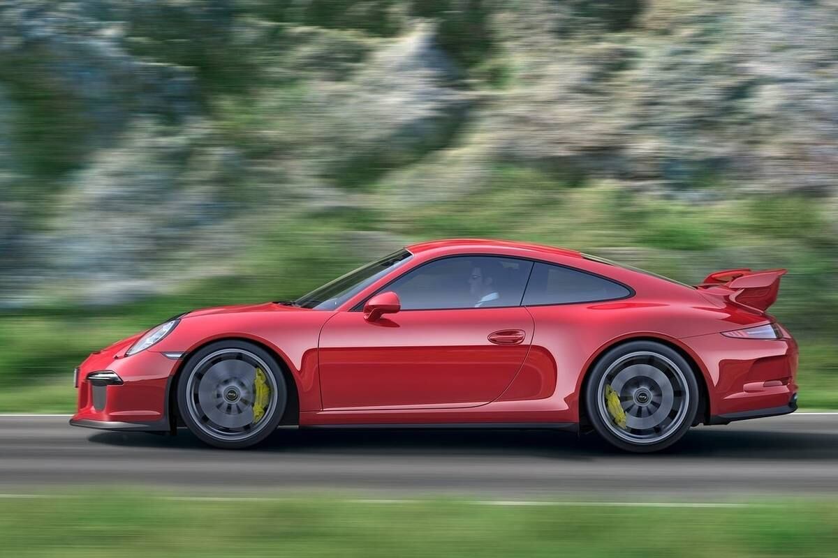 Segundo a Porsche, uma falha na fundição do motor 3.8 de seis cilindros contrapostos pode levar ao vazamento de óleo e consequente incêndio na parte posterior do 911 GT3. O problema é tão severo que a marca precisará trocar o motor de todos os carros fabricados até hoje

Saiba tudo sobre carros! Acesse R7.com/carros
E confira os melhores preços de novos e usados em r7.icarros.com.br
