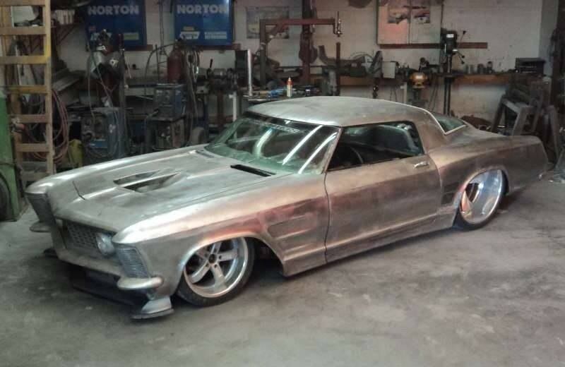 O
teto do sedã foi substituído por outro e a traseira recebeu alterações,
incluindo um generoso sistema de exaustão