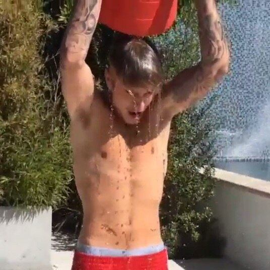 Justin Bieber, como sempre sem camisa, aceitou o desafio
