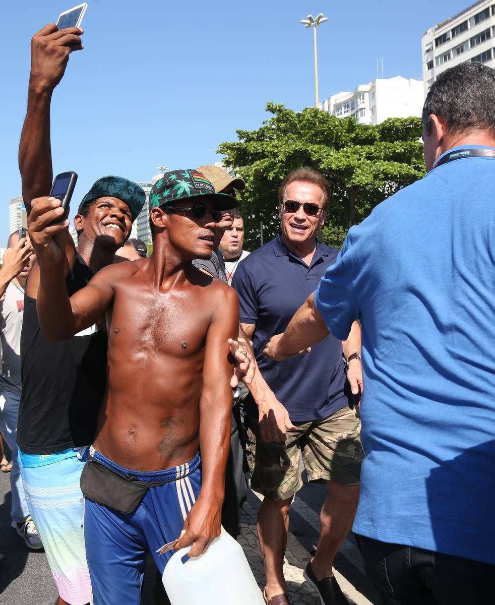 Quem passava pelo local não resistiu e tentou um foto com o astro