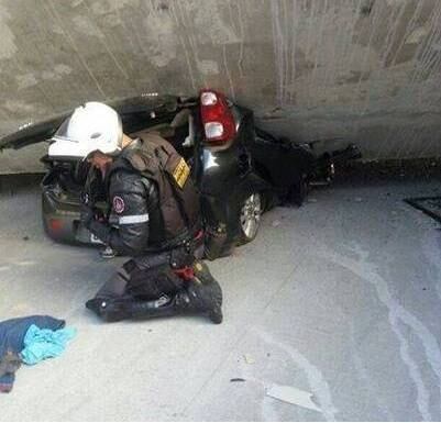 Bombeiros trabalharam mais de 12 horas para retirar carro dos escombros