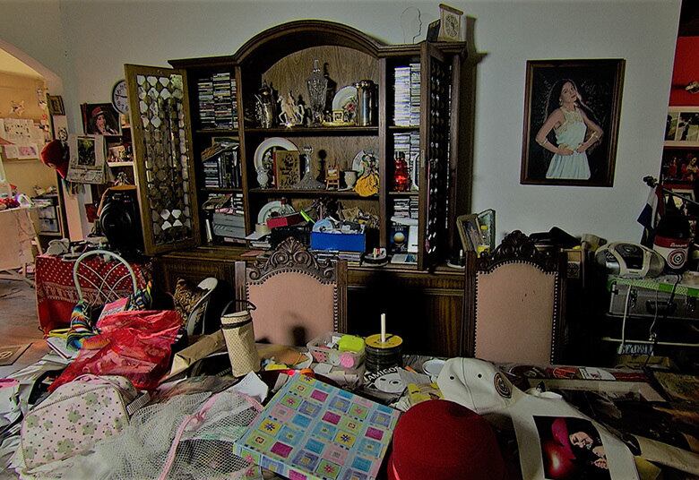 Perla também passou por uma grande transformação no visual, que incluiu tratamento dentário e a volta da marca registrada de sua carreira: os cabelos longos e um figurino que a fez relembrar os bons tempos
