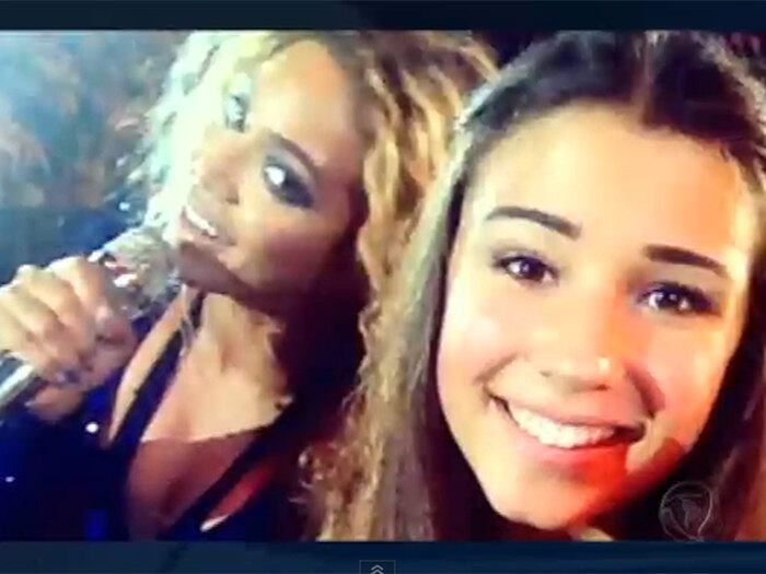 Durante um show na Austrália, a cantora Beyoncé
canta empolgada e, de repente, entra na selfie de uma fã. Já pensou se fosse
com você?