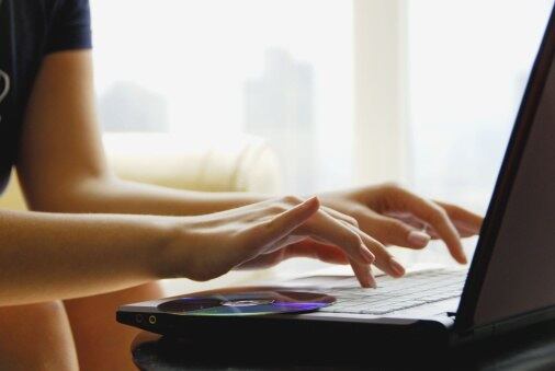 Quem quer começar a carreira de ator deve pesquisar pela internet as agências. Segundo a diretora da Tribo de Atores, Mara Moraes, é preciso checar o histórico da empresa e se certificar de que a agência procurada é séria
