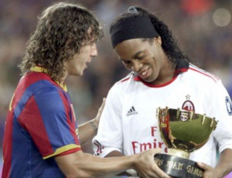 Após fazer história pelo Barcelona, Ronaldinho Gaúcho saia em baixa e era contratado com pompas pelo Milan. Já sem o mesmo brilhantismo, o 'Bruxo' ainda conseguiu presentear os rossoneros com algumas atuações dignas do 'velho' R10. Atuou entre 2008 e 2010 pelo clube, disputando 116 jogos e marcando 29 gols. Conquistou a Serie A (2010-11) (Foto: AFP)