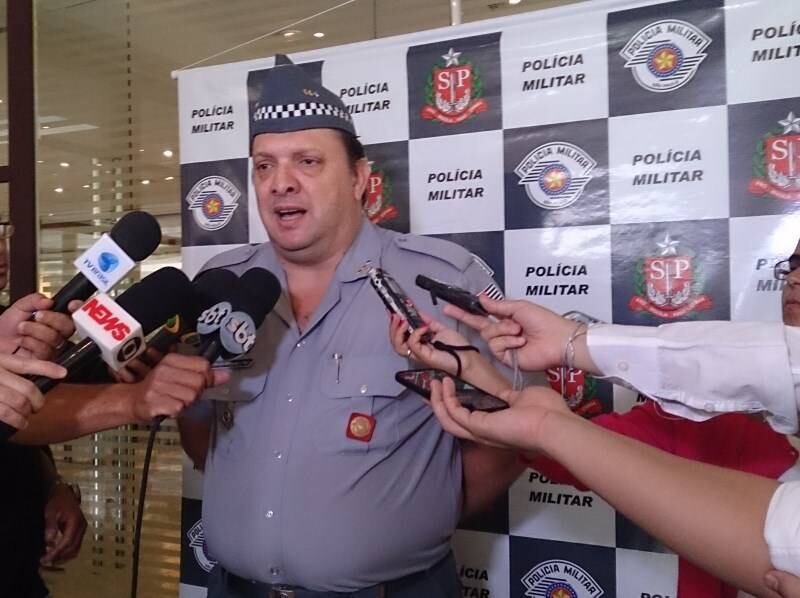 

De acordo
com o Tente Coronel Mauro Lopes, a PM já se preparou para o evento e agora é
hora de “refinar” a preparação com os simulados. Ainda há a previsão de mais
dois antes do megaevento esportivo.



— O que
fizemos hoje foi o refinamento de uma longa operação que a PM vem preparando
desde que a Copa foi anunciada no nosso País e que São Paulo seria uma das 12
sedes. A preparação vem de longo prazo inclusive com visitas à África do Sul.
Isso rendeu, principalmente, a decisão de a PM de criar uma unidade própria
chamada Comando de Policiamento Copa.



Para o
coronel, a duração do primeiro exercício foi “satisfatória”