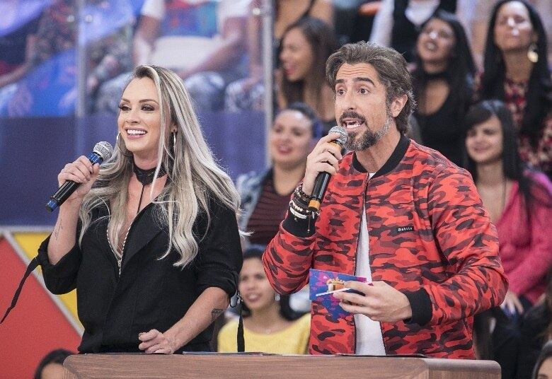 E Juju é surpreendida com uma proposta inusitada

• VÍDEO: Apaixonada pelo esporte, Paula Fernandes arremessa objetos curiosos no Desafio do Basquete