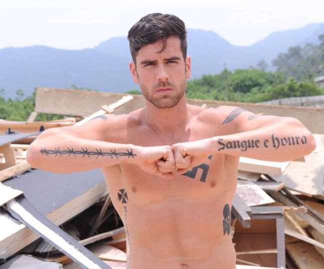 Antes de começar as gravações, as tatuagens escolhidas para
o neonazista Paulão são fixadas no corpo do ator


+ Iago decide mudar os cargos de Priscila e Paulão. Assista!
+ Deseja a linda pele de Maytê Piragibe? Veja o ritual de cuidados da gata
+ Elenco pega pesado na academia para manter corpo sarado

