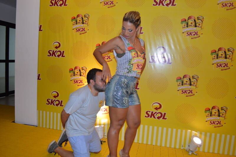 Um tiete assanhadinho teve a coragem de dar um beijinho no bumbum da funkeira