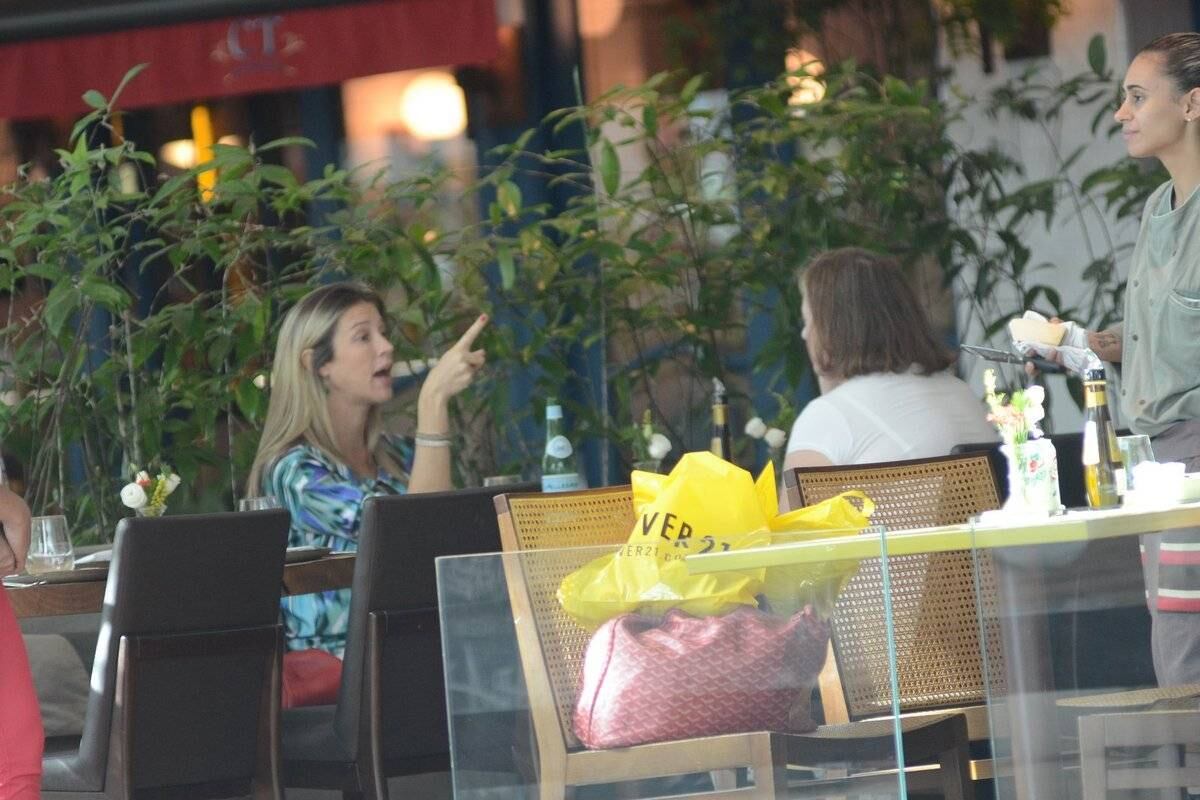 Luana Piovani passeia no shopping Village Mall, Rio de Janeiro, com a mãe