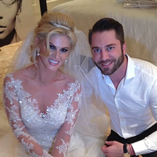 Ela se vestiu com a ajuda de Lucas Anderi, estilista especializado em noivas que aparece na foto com ela