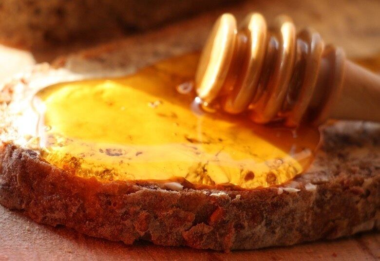 Mas também é preciso ficar atento, já que o consumo de mel não é recomendável para crianças menores de um ano. Antes dessa idade elas não são imunes a bactérias encontradas no doce que podem causar botulismo infantil, uma doença que atinge o intestino