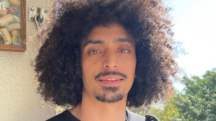 Yes, temos um estilista!

O cantor, ator e compositor, Helleno, de 31 anos, teve muita influência musical de sua mãe e de seu pai. Ele começou a se apaixonar pelo rock quando uma amiga lhe apresentou grandes artistas desse estilo. Em seu Instagram, o semifinalista compartilhou que gosta de customizar seus próprios figurinos e, inclusive, o casaco da primeira apresentação foi ele quem estilizou 