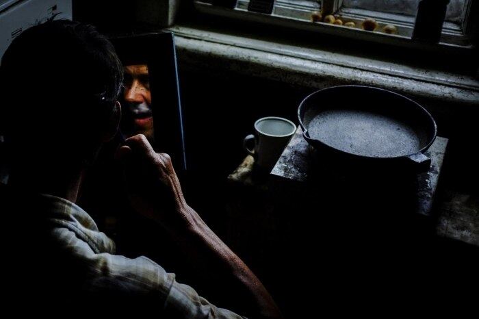 Outra pessoa que os fotógrafos conversaram foi Sasha, da vila de Elyakovo, que vive de caçadas para comer e avalia a que a vida nas florestas está cada vez mais em declínio