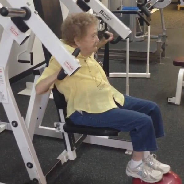 Além de manter as pernas firmes com os agachamentos, uma das especialidades de Edna é manter os braços fortalecidos
