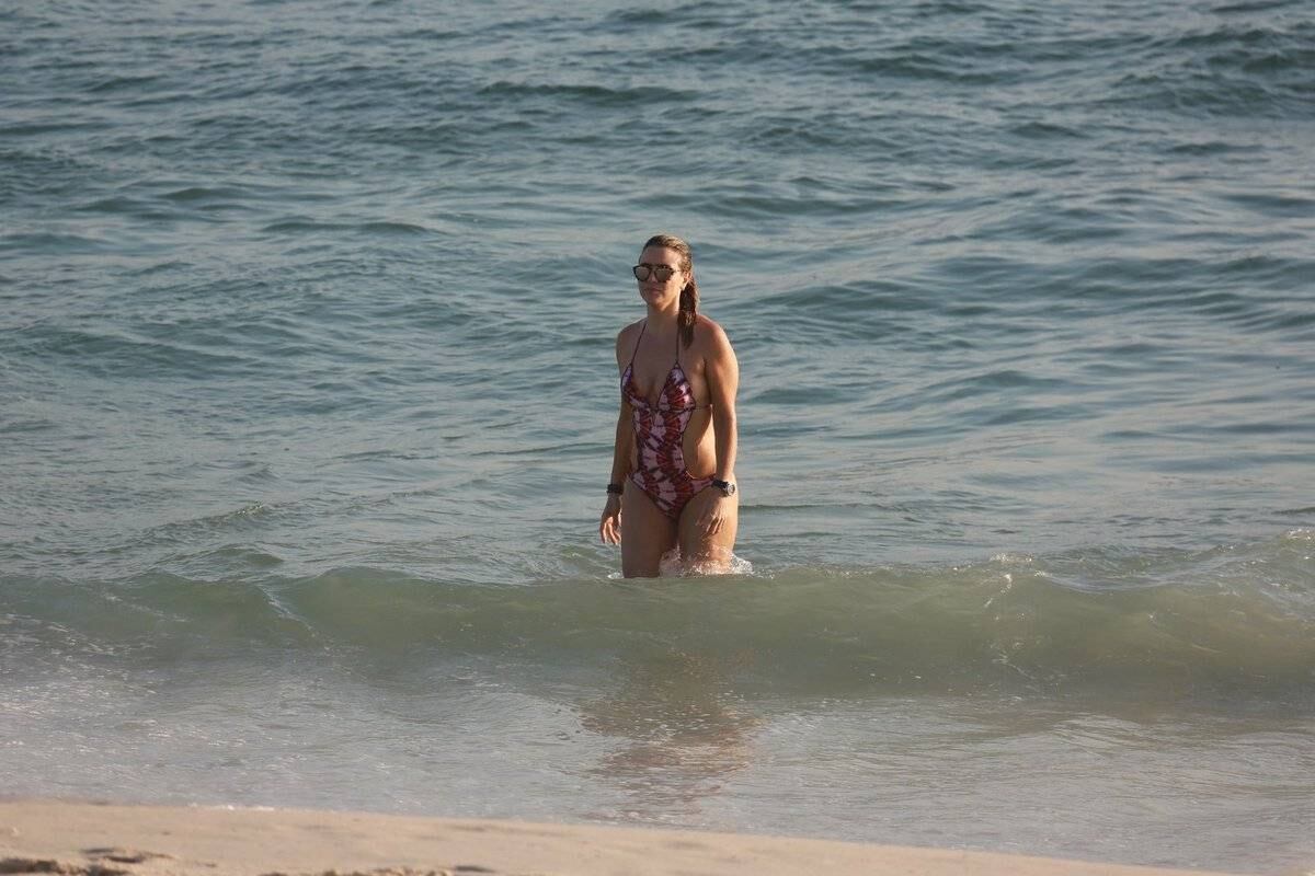 Aos 47 anos, Christine Fernandes exibe o corpão em dia de praia